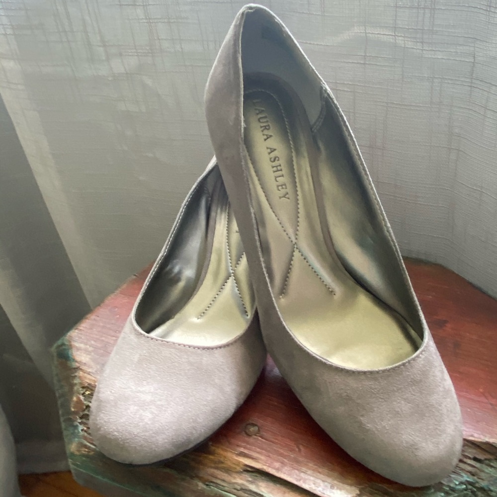 Laura Ashley Gray Suede Pumps Sz 7M